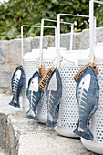 Selbstgenähte Deko-Fische aus Jeans mit silbernen Gräten