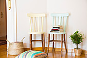 Holzstühle mit pastellfarbenem Anstrich