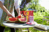 Frau schneidet Wassermelone