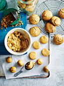 Stilleben mit glutenfreiem Plätzchenteig und fertig gebackenen Cookies