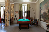 Billardtisch in offenem Wohnraum mit Marmorsäulen