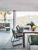 Esszimmer in Naturtönen im Architektenhaus mit Panoramablick
