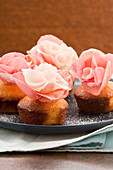 Grieß-Cupcakes mit gezuckerten Rosenblüten zu Ostern