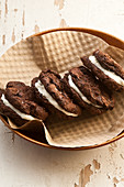 Doppel-Schokoladen-Cookies ohne Mehl mit heller Cremefüllung