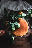 Geschichtete Apfeltorte mit Karamellguss und Apfelblättern