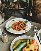 Bohnen-Hummus und Gemüseplatte (Arabien)