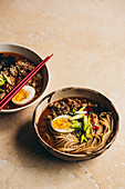 Ramen-Suppe mit Hackfleisch, Miso und Ei