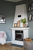 Weißer Eck-Kamin in Wohnraum im grauen Wänden