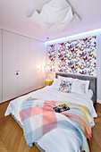 Schmetterling-Tapete überm Bett im Schlafzimmer mit Schrankwand