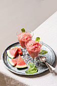 Wassermelonen-Granita mit Minze in zwei Dessertgläsern