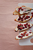 Belegte Croissants mit Mascarpone und gebackenen Weintrauben