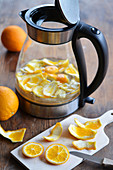 Orangenschalen im Wasserkocher zum Entkalken