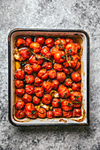 Gebratene Tomaten im Bräter