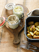 Ziegenkäse-Kastanien-Mousse und Basilikum-Mousse zu Bratkartoffeln
