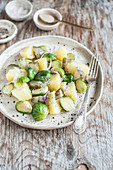 Kartoffelsalat mit Rosenkohl und fermentierter Gurke