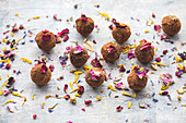 Schokoladen-Kirsch-Trüffelpralinen mit Blütenblättern