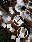 Heisse Schokolade mit weichen Marshmallows und Weihnachtsdeko