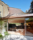 Blick in modernen Anbau mit Verglasung und trichterförmigem Dach
