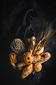 Verschiedene hausgemachte Brote und Brötchen im Brotkorb