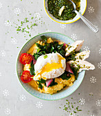 Polenta-Bowl mit Mangold, pochiertem Ei, Pute und Pesto