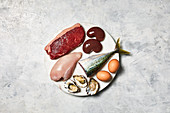 Stillleben mit tierischen Produkten (Fleisch, Innereien, Fisch, Eier, Austern und Hähnchen)