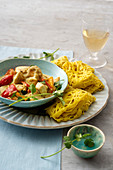 Roti jala mit Hähnchencurry und Paprika