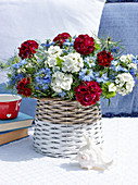 Blumenstrauß in Rot, Weiß und Blau