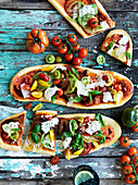 Pizzette mit Tomaten, Käse und Basilikum
