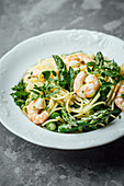 Spaghetti with asparagus and prawns