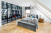 Doppelbett und maßgefertigter Kleiderschrank mit Glastüren im Schlafzimmer