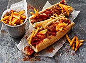 Hot Dogs mit Currywurst und Pommes