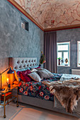 Elegantes, rustikales Schlafzimmer mit bemalter Wand und Decke