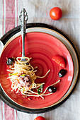 Spaghetti Bolognese mit Tomaten und Oliven