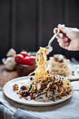 Spaghetti with minced meat, aubergines and yoghurt