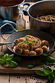 Vollkornspaghetti mit Hirse-Mungobohnen-Bällchen und Tomatensauce (vegan)