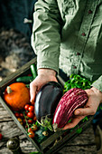 Bauer hält frisch geerntetes Gemüse