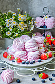 Apfelrosen-Marshmallows mit Erdbeeren, Heidelbeeren und Puderzucker