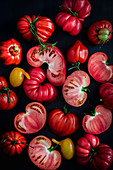 Verschiedene Tomaten, teilweise halbiert