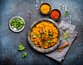 Pilaw - traditionelles Gericht aus Reis, Gemüse und Fleisch (Asien, Naher Osten)