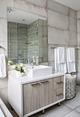 Eckiges Waschbecken auf Unterschrank im Modernen Bad in Grautönen