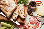 Ploughman's Lunch mit Brot, Käse und Aufschnitt (England)