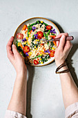 Veganer Couscoussalat mit Mais, Bohnen, Babykarotten, Spinat und Tomaten