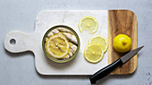 Sardinen aus der Dose mit Zitronenscheiben