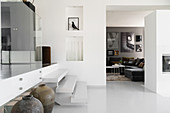 Eleganter offener Wohnraum mit weißer Treppe zum Split Level