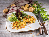 Kürbis-Zucchini-Bratlinge mit Pinienkernen und Blattsalat