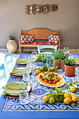 Gedeckter Tisch in türkischem Stil