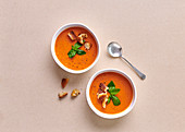 Gebratene Tomaten-Zwiebel-Suppe mit hausgemachten Kräutercroutons