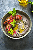 Schwarzer Bohnen-Hummus mit Tomaten, Oliven und frischem Mitsuba-Kraut
