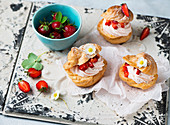 Cream puffs with strawberries