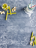 Milch, Bleistifte und Kreidezeichnung von Cookies auf Schiefertafel